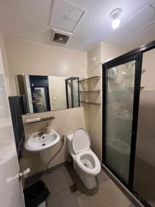 een badkamer met toilet en wastafel bij Urban solace iloilo in Iloilo City +15 foto's