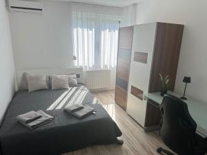 Postel nebo postele na pokoji v ubytování Laura Apartman