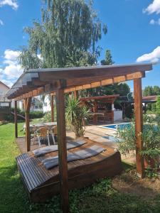 Bazén v ubytování Médea Apartman nebo v jeho okolí