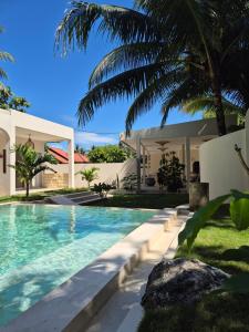 WatukarungSummerforest Watukarung的房子前面的游泳池