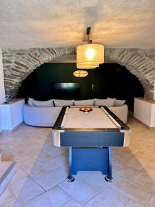 a ping pong table in a living room with a couch at Maison Lajouanie, 10 pers, Orelle, Val Thorens, bike in Saint-André