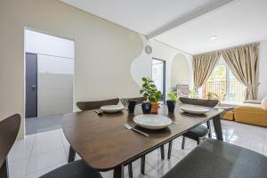 Ruang duduk di The Modern Comfort - 3R & 3B Clover Home 4-25