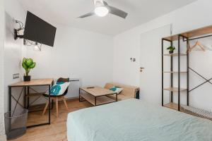 TV a/nebo společenská místnost v ubytování Nomad CIEL Chambre simple avec SDB partagée - Nomad Home + 5 fotografií