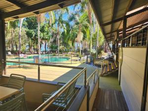 ein Restaurant mit Blick auf einen Tennisplatz in der Unterkunft Secluded Luxury Villa 634 Kingfisher Resort in Kingfisher Bay