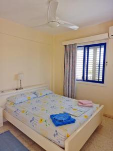 Postel nebo postele na pokoji v ubytování Quiet Top Floor One Bedroom Apartment in Pyla Near Beach