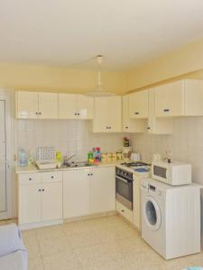 Kuchyň nebo kuchyňský kout v ubytování Quiet Top Floor One Bedroom Apartment in Pyla Near Beach