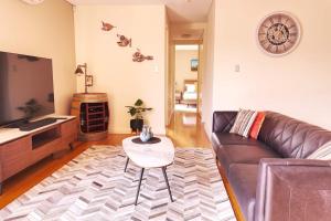 Телевизор и/или развлекательный центр в Rooftops On Henrycentre Of West End Cafes