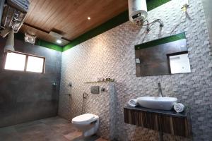 Koupelna v ubytování Yashogopal Resortico