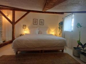 Un dormitorio con una cama grande en una habitación. en Casa Horea 54, en Cluj-Napoca