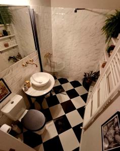 baño con suelo a cuadros en blanco y negro en Casa Horea 54, en Cluj-Napoca