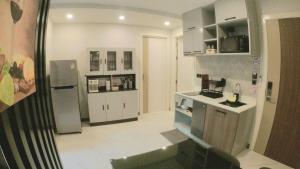 Una cocina o zona de cocina en B407-High Floor Pool View 1 Br At Ao Nang Beach