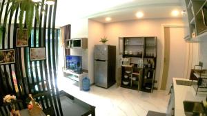 Una televisión o centro de entretenimiento en B407-High Floor Pool View 1 Br At Ao Nang Beach