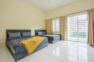een slaapkamer met twee bedden en een groot raam bij The Warm Nest Golden Hill Cameron Highland Clover Home Unit 14 in Brinchang +108 foto's