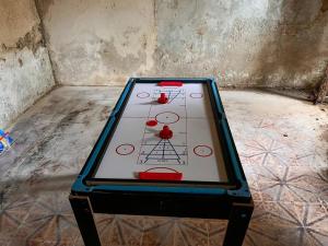 una mesa con un juego en una habitación en Unique Mystic Pool Yard Only 3 Blocks Main Sq, en Mérida