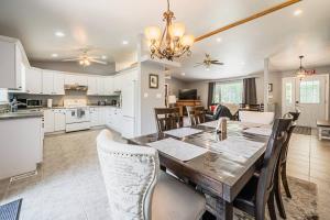 莱昂斯黑德Huron retreat, near beach & pet friendly的带桌椅的餐厅和厨房