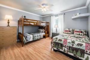 莱昂斯黑德Huron retreat, near beach & pet friendly的一间带两张床和吊扇的卧室