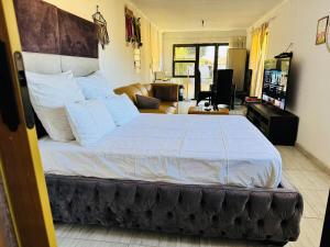 a bedroom with a large bed in a room at KaChichima in Springs