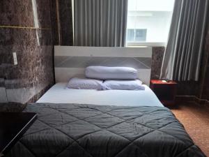Postel nebo postele na pokoji v ubytování Văn An Hotel