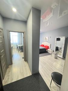 キーウにあるflatの部屋にベッドとテーブルがある寝室