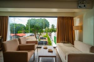 salon z kanapą i dużym oknem w obiekcie The Isabelle Hotel w mieście Naga