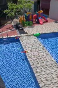 a toy swimming pool with toys on the ground at Family Villa - BERA Poolstay 