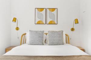 Giường trong phòng chung tại Tribeca Studio w Gym Pool NYC-245 +17 ảnh