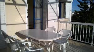 Balkón nebo terasa v ubytování Quiet Top Floor One Bedroom Apartment in Pyla Near Beach + 4 fotografie