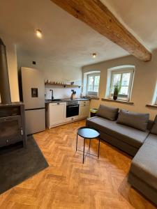 a living room with a couch and a kitchen at Breitbach Lodge by Claycation in Marktbreit