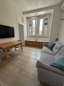 una sala de estar con un sofá y una mesa en B&B Babbaluci - Centro Storico, en Palermo