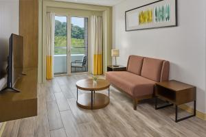 Телевизор и/или развлекательный центр в Stay Near Private Beach in Boracay