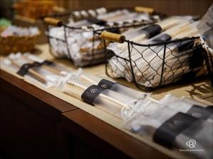 Una mesa con un montón de cepillos para el pelo y un bolso. en Daiwa Roynet Hotel Shin-Yokohama, en Yokohama