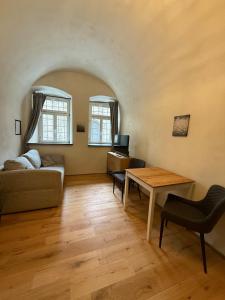 a living room with a couch and a table at Das Lehmgewölbe im historischen Haus in Marktbreit