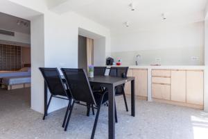 een keuken met een tafel en stoelen in een kamer bij Lekas Room in Himare