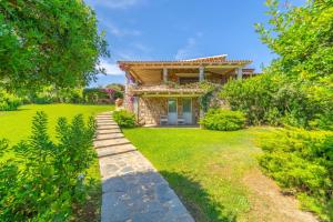 Κήπος έξω από το Villa Alfa - By Searly