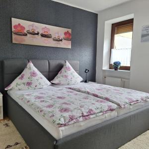 Ένα ή περισσότερα κρεβάτια σε δωμάτιο στο Ferienwohnung Rosemarie +16 φωτογραφίες