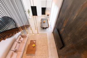 vistas panorámicas a una sala de estar con sofá y mesa en אחוזת דוד - וילה יוקרתית עם בריכה פרטית מחוממת ומקורה, en Hatzor haglilit