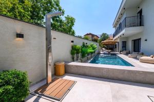 una piscina en el patio trasero de una casa en אחוזת דוד - וילה יוקרתית עם בריכה פרטית מחוממת ומקורה, en Hatzor haglilit