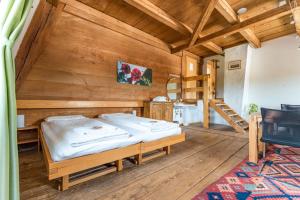 Postel nebo postele na pokoji v ubytování Gasthaus Rössli