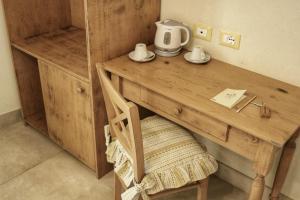 una mesa de madera con un hervidor de agua encima en ChocoHouse, en Ragusa