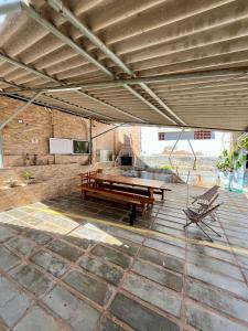 una mesa de picnic y un banco en un patio en Chalé 2 novo mel, en Areia Branca
