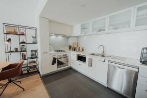 Η κουζίνα ή μικρή κουζίνα στο Beaufort Street Gem Stylish 1br Getaway