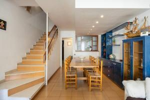 cocina y comedor con mesa y escaleras en House 5 Mins From Montgat Beach, en Montgat