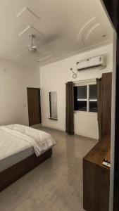 Ένα ή περισσότερα κρεβάτια σε δωμάτιο στο Aarambh Home Stay