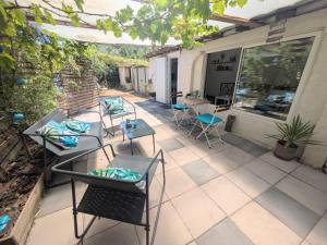 オーバーニュにあるStudio Calme avec Jardin entre Marseille & Cassisのパティオ(椅子、テーブル付)