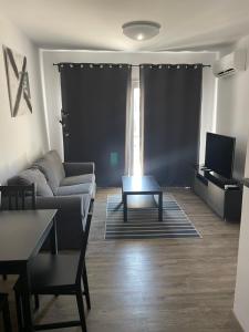 TV a/nebo společenská místnost v ubytování One bedroom apartment in Paphos in good location