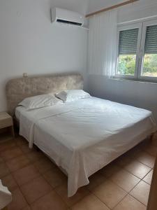 Postel nebo postele na pokoji v ubytování Κakle Kolympia Apartments