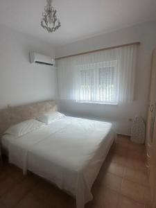 Postel nebo postele na pokoji v ubytování Κakle Kolympia Apartments + 42 fotografií
