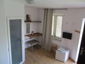 a small room with a desk and a window at Hesta in Vama Veche