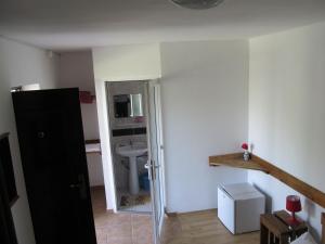 a bathroom with a sink and a toilet in a room at Hesta in Vama Veche