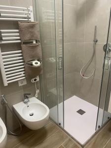 Un baño de Casa Isabel parco di monza 19 fotos más